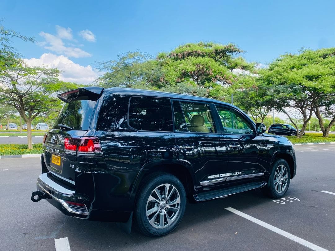 Land Cruiser V8 Rental in Rwanda